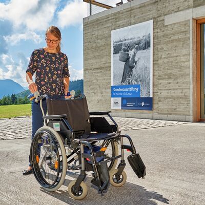 Rollsthle mit elektronischer Schiebehilfe kann man ausleihen.