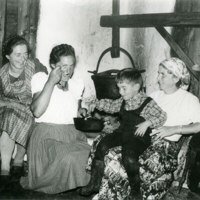 Nani Stocker mit Gsten (1957)