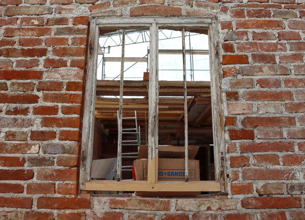 Schadhafte Stellen am originalen Fensterrahmen wurden entfernt und durch neue Teile ersetzt.