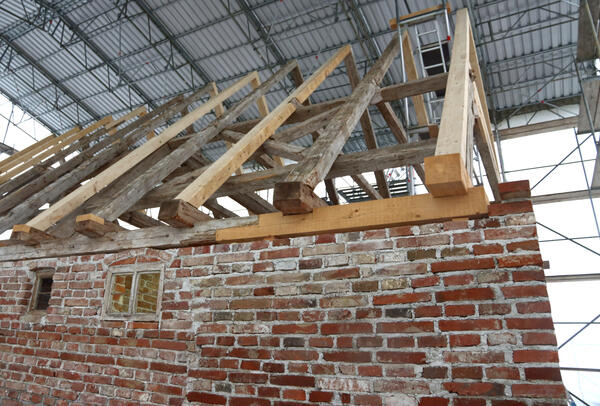 Bei den Dachbalken wurden zum Großteil originale Bauteile verwendet. Einige jedoch mussten durch neue Balken ersetzt werden.